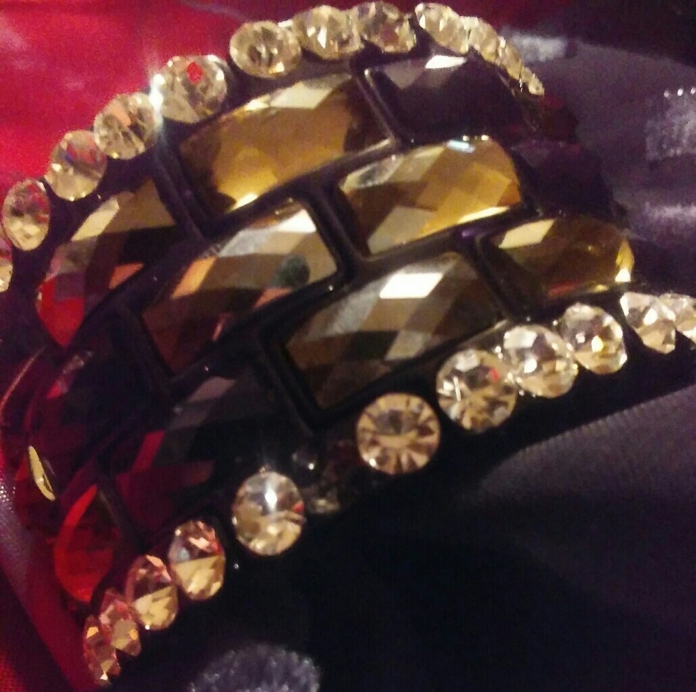 🦋 Stunning Rhinestone Cuff.🦋 - Picture 2 of 3